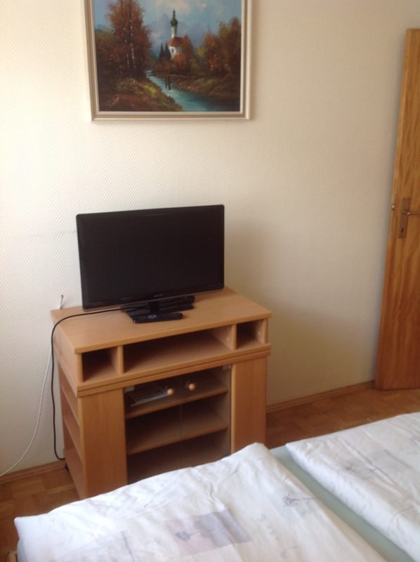 Schlafzimmer 2, TV