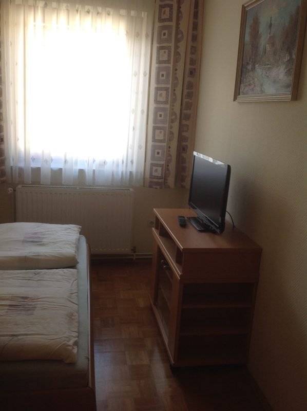 Schlafzimmer 3, TV